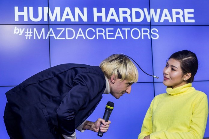 Neil Harbisson escuchando la sinfonía de colores de la audiencia