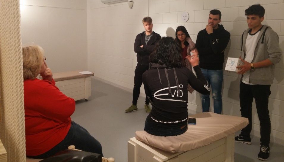 Presentació d’un primer sketch d’un dels equips d’emprenedors de la FP, a la Confraria de Pescadors de la Barceloneta