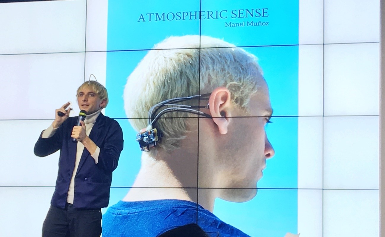 Neil Harbisson inaugurando el ciclo Human Hardware en el Mazda Space