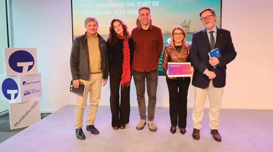 Josep Maria Maceira (Director APT), Carme Tarragó (Cap d'Innovació i Economia Blava en APT), i Santiago Castella (President APT), junto con Andrea Loriente e Ignasi Clos (SDLI)